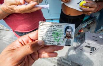 En la comuna 13 y otros sitios turísticos de la ciudad se popularizó la venta de objetos con la imagen de Pablo Escobar, como esta copia de su cédula. FOTO: ESNEYDER GUTIÉRREZ