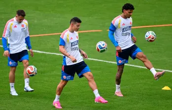 Los futbolistas Santiago Arias, James Rodríguez (centro) y Richard Ríos, entrenaron el martes en el estadio de Techo, en Bogotá, durante la primera jornada oficial de preparación para Norteamérica 2026. FOTO: AFP 