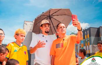 Daniel Muñoz junto al director del Inder Amalfi, Jorge Hincapié. FOTO CORTESÍA Inder Amalfi