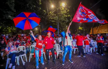En todas las comunas de la ciudad se pusieron pantallas gigantes para que los hinchas vieran el juego.
