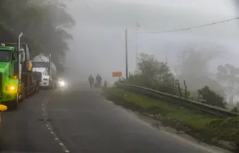 La vía Medellín-Costa Atlántica por Puerto Valdivia está cerrada desde esta madrugada por la instalación de dos cilindros bomba en este corredor. Los vehículos están siendo desviados por la vía Remedios-Zaragoza-Caucasia. FOTO: ESNEYDER GUTIÉRREZ CARDONA