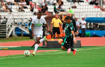 En la imagen se puede observar a Jorman Campuzano de Nacional, en un duelo con un jugador de Once Caldas. FOTO COLPRENSA