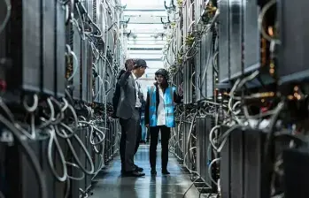 La guerra no apaga los servidores del Golfo Arabia Saudita y Emiratos mantienen inversiones multimillonarias en centros de datos para inteligencia artificial. FOTO: Getty.