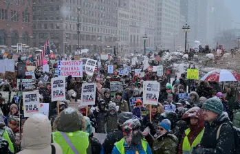 Cientos de personas marcharon por el centro de Minneapolis, pese a las temperaturas bajo cero, para exigir justicia por las muertes a manos de agentes de ICE y rechazar la política migratoria del Gobierno de Donald Trump. FOTO: GETTY