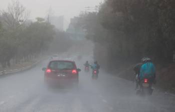 Las fuertes lluvias comenzaron en el sur del Valle de Aburrá y luego se extendieron a Medellín. FOTO: Manuel Saldarriaga