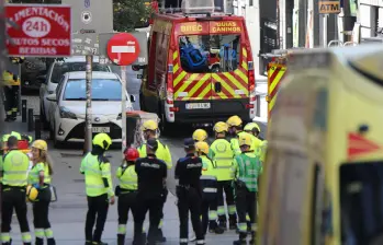 Equipos de emergencia trabajan en la zona del derrumbe, en pleno centro turístico de Madrid. FOTO: AFP 