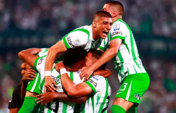El festejo del gol de William Tesillo, quien abrió la senda del triunfo verdolaga. FOTO: MANUEL SALDARRIAGA