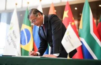 El Gobierno del presidente Gustavo Petro argumenta que la solicitud de Colombia para unirse al banco de los Brics marca un paso estratégico hacia la diversificación de las fuentes de financiamiento internacional. FOTO: Presidencia