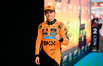 El australiano Oscar Piastri de McLaren celebra su pole position para el Gran Premio de España. FOTO: GETTY