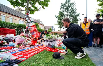 El inglés Jordan Henderson quien milita en el Ajax y jugó con Jota en Liverpool hasta el 2024 (fue capitán de los Reds), dejando un arreglo floral en memoria de Diogo y su hermano André. FOTO: GETTY
