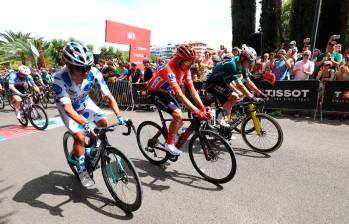 Con la camiseta de pepas azules, Santiago Buitrago aparece junto al líder Enric Mas. FOTO GETTY 