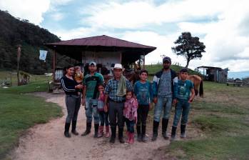 Tres generaciones de la familia Rodríguez viven en el cráter del Machín, una zona de altísimo riesgo volcánico. Allí sobreviven gracias al ordeño, la cría de animales y la ocasional visita de turistas. Foto: Santiago Ramírez.