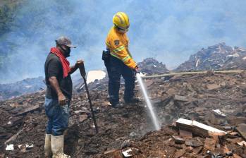 Rescatistas de Bello realizando labores de enfriamiento sobre la montaña de material inflamable. FOTO: Cortesía.