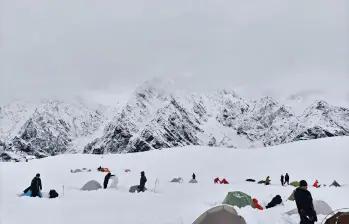 Rescatan a cientos de excursionistas en el Everest tras feroz tormenta que los sorprendió en la mejor época para escalar