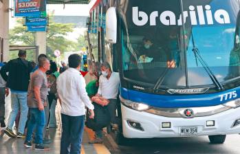 El transporte informal y la cantidad de carros privados que son usados para viajes incidieron en la disminución de los usuarios en Antioquia. FOTO MANUEL SALDARRIAGA