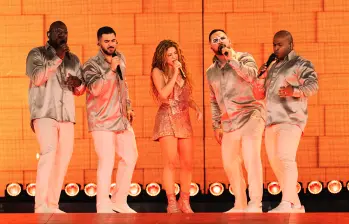 Shakira cantó con el Grupo Niche en sus conciertos en Cali. Aquí en la primera noche. FOTO Cortesía Chris Cornejo