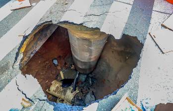 El nuevo cráter que apareció en plena vía obligó a suspender el tráfico vehicular. FOTO: Camilo Suárez