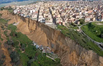 Hasta el momento, las autoridades no han reportado víctimas mortales ni personas heridas, un hecho que ha sido atribuido a la rápida respuesta de los organismos de emergencia y a la evacuación oportuna de la población. Sin embargo, el impacto social y material es considerable, ya que decenas de familias enfrentan la incertidumbre sobre el futuro de sus viviendas. Foto: GETTY