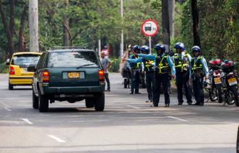 Los agentes de las secretarías de movilidad de los 10 municipios del Valle de Aburrá realizan controles en las vías para verificar el cumplimiento de la medida. FOTO: JULIO CÉSAR HERRERA