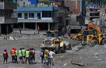 Equipos de emergencia trabajan en las zonas afectadas por las inundaciones en Nepal, mientras continúan las labores de búsqueda de desaparecidos tras la tragedia en el Himalaya. FOTO: AFP. 