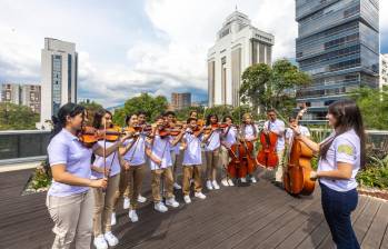 Los niños durante el ensayo previo al concierto en la Cámara de Comercio, sede Poblado. FOTO camilo suárez.