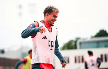 Con una sonrisa inició Luis Díaz su primer entrenamiento con el Bayern de Múnich. FOTO @FCBayern