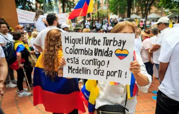 El atentado contra Miguel Uribe, perpetrado el 7 de junio en Bogotá, generó una oleada de indignación y solidaridad, incluyendo marchas y oraciones colectivas. Él sigue hospitalizado en la UCI. FOTO camilo echeverry