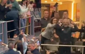 Asistentes al concierto de Miguel Bosé corearon “¡vice, vice!” al reconocer entre el público al concejal de Bogotá Juan Daniel Oviedo en el Movistar Arena Bogotá. FOTO: captura de video. 