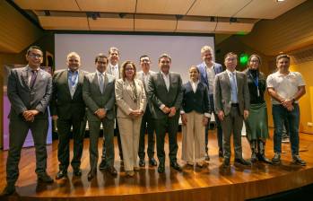 En un evento simbólico, el ministro TIC, Mauricio Lizcano, junto con representantes de 13 empresas tecnológicas, sellaron el Pacto Digital “Alianza para el desarrollo del talento tecnológico del país”. FOTO: Cortesía.