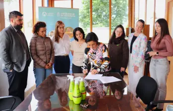 Firma del convenio entre la Universidad de Antioquia y la empresa Ecohome. FOTO: Cortesía