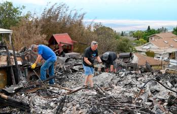 El incendio que consumió Lahina, una de las localidades más turísticas de Hawái, inició por las llamas en la montaña y se expandió gracias a los vientos huracanados que pasaban por la isla. FOTOS GETTY