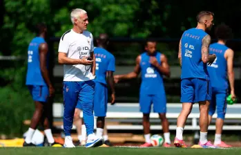 La selección de Francia entrenó en Estados Unidos y contaron con una visita muy especial, cerca de 400 aficionados que acompañaron la jornada de los Blues. FOTO AFP
