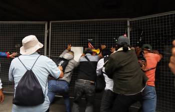 Manifestantes tratando de meterse en la Corte este jueves 8 de febrero. Foto: Colpresa