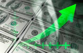 El dólar abrió este martes en $3.205, mientras el petróleo Brent registró una caída de hasta 2% ante las expectativas sobre una posible reapertura del estrecho de Ormuz. FOTO GETTY