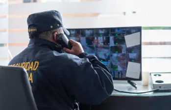 En Colombia existen alrededor de 1.500 empresas de vigilancia que generan cerca de 387.000 empleos directos, de los cuales 348.300 son vigilantes y celadores operativos. Foto: Juan Antonio Sánchez 