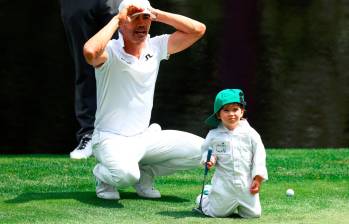 Camilo, que logró su séptima clasificación a Augusta, tuvo buenas sensaciones en su regreso al torneo. Acá al lado de su hijo Mateo. FOTO AFP