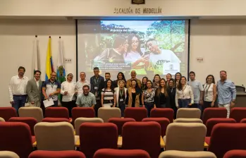 Estos son los participantes de los procesos piloto que trabajaron en líneas de gestión del conocimiento e innovación, e inteligencia artificial. FOTO: Cortesía Alcaldía de Medellín 