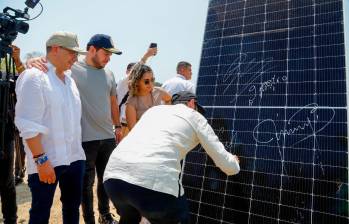 inauguración el Parque Solar en la refinería de Cartagena por Power China con presencia de Gustavo Petro y Nicolás Alcocer Petro. Foto: cortesía