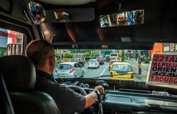 El Gobierno reiteró que empresas de transporte, propietarios de vehículos y contratantes deben garantizar condiciones laborales y afiliación a seguridad social para los conductores del servicio público. FOTO Camilo Suárez
