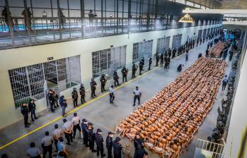 En la actualidad, las organizaciones defensoras de derechos humanos reclaman que no hay trato digno para los presos en la megacárcel de El Salvador. Dicen que duermen en el suelo y no hay salubridad. FOTO GETTY