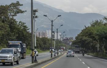 Estas cámaras, ubicadas en las afueras de los talleres del Metro de Medellín, ahora sancionarán a quienes pasen a más de 50 km/h, cuando hasta hace poco permitía pasar por ellas a 50 km/h. FOTO: SANTIAGO MESA RICO