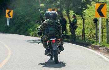 Miembros del Ejército patrullan en moto las carreteras que surcan el municipio de Ituango. FOTO Julio César Herrera