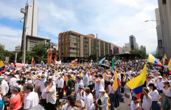 Con oraciones al inicio y al final de la jornada, miles de familias celebraron el día del Padre asistiendo a la marcha del silencio en Medellín. FOTOS: MANUEL SALDARRIAGA Y ESNEYDER GUTIÉRREZ