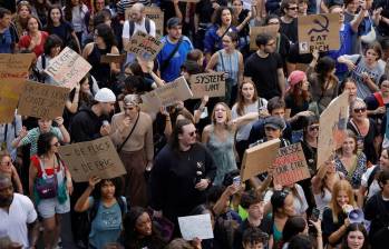 Las protestas estudiantiles se han extendido por varias ciudades de Francia, con bloqueos, enfrentamientos y daños en centros educativos. FOTO: AFP.