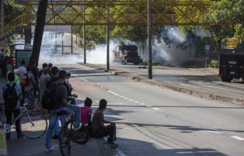 Protesta en la Calle Barranquilla, afuera del Campus de la Universidad de Antioquia. FOTO EL COLOMBIANO. 
