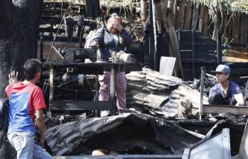 Una de las damnificadas se lamenta de haber perdido las máquinas de su emprendimiento. FOTO: Jaime Pérez.