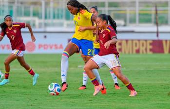 Valerin Loboa, una de las caras nuevas en el seleccionado femenino de mayores, en el partido que Colombia le ganó ayer a Venezuela en Isla Margarita. FOTO cortesía FCF