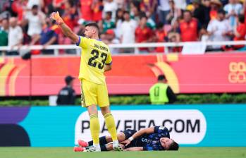 El futbolista Manuel Ugarte quedó tirado en la cancha del estadio de Guadalajara después de recibir una falta en el partido contra España. Foto: tomada del x de @FabrizioRomano