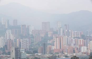 Se espera que en las próximas horas y días se registren algunas lluvias sectorizadas en el Valle de Aburrá, que contribuirían a mejorar la dispersión de las partículas contaminantes. Foto: Jaime Pérez