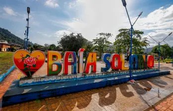 El plan comenzó en Bahía Solano en 2025 y se extendió a Nuquí este 2026, como parte de una estrategia para ampliar el acceso a productos lácteos y refrigerados en comunidades de difícil acceso. Foto: Manuel Saldarriaga